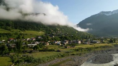 Gün doğumunda dağ vadisindeki Svan kulelerinin hava görüntüsü. Yeşil manzaralı tarihi taş kuleler, sabah sisi, köy evleri. Antik mimari, kültür mirası seyahat yeri.