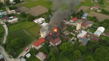 Svan Kulesi Mestia 'daki yangın söndürülüyor. Köy evlerinin arasında tarihi gözetleme kulesi alevler içinde. Yanan binadan duman yükseliyor. İtfaiyecilerin hava görüntüsü, savaşan ateş. İHA atışı