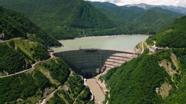 Gürcistan Kafkasya dağlarındaki İnguri hidroelektrik santrali ve barajının havadan görünüşü. Büyük bir rezervuar ve orman tepeleri. Sürdürülebilir enerji üretimi. Svaneti bölgesinde altyapı. İHA