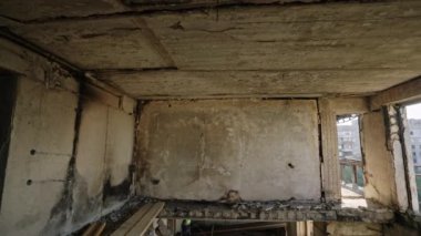 Harabelerin içinde, çatışmadan dolayı gözle görülür hasar. Savaştan zarar görmüş apartman daireleri çökmüş tavanlar, yanmış duvarlar gösteriyor. Kentsel bozulma, yerleşim bölgesinde yıkım. Çatı, zemin çöktü, ışığa maruz kaldı..