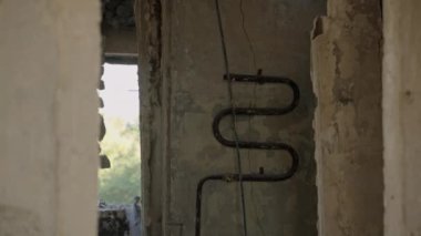 Savaş çarpması aşikar, yapıları tahrip etti. Zarar görmüş Mariupol apartmanı savaşın, bombalı duvarların ve yangın sonrası sonuçlarının olduğunu gösteriyor. Video kentsel bozulmayı vurguluyor. Yavaş çekim.