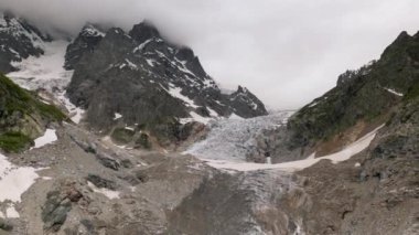 Svaneti dağlarının hava manzarası, Gürcistan 'daki Chalaadi buzulu. Karla kaplı tepeler, kayalık yamaçlar, buzlu buzullar. Doğal güzellik, seyahat ve macera için mükemmel. Açık hava turizmi görselleri. İHA atışı