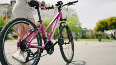 Seyahat tarihi mimariyi, yemyeşil parkları kapsar. Büyükada Adası 'nda pembe bisiklet süren bir kadın manzaradan hoşlanıyor. Dişi bisikletçi yaz aylarında yerel yerleri gezer..