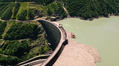 İnguri hidroelektrik santralinin hava manzarası, Gürcistan Kafkasya dağlarındaki baraj. Turkuaz rezervuarı, Svaneti bölgesindeki yemyeşil tepeler sanayi bölgesi. Yenilenebilir enerji altyapısı. İHA