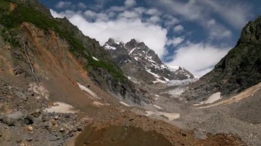 Svaneti dağlarındaki Chalaadi buzulunun havası, Gürcistan. Rocky manzarası, karlı tepeler, engebeli arazi. Manzaralı dağ sıralarında bulutlar. Yürüyüş yeri, el değmemiş doğa vahşiliği. İHA