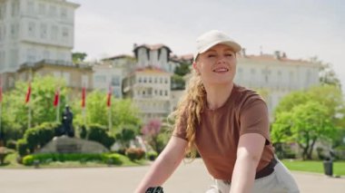 Kadın turist kiralık bisiklete biniyor, tarihi mimariye hayran, zengin bir çevresi var. Kadın bisiklet sürüyor, manzaralı Türk adası Büyükada 'nın tadını çıkarıyor. Tek başına gezen bisikletle şehir sahillerini keşfediyor..