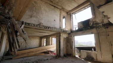 Boş bir oda, hasarlı duvarlar, kırık camlar. Savaştan zarar görmüş apartman dairesi videoları çökmüş tavanlar, açığa çıkmış kirişler gösteriyor. Mahvolmuş şehir evi, çatışma sonrası ortam, felaket sonrası..