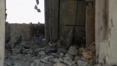 Konut binasındaki bombardımandan kaynaklanan yıkım. Video Mariupol 'de savaştan zarar görmüş beton zeminleri yanmış metal çubukları olan bir apartman dairesi gösteriyor. Çatışma bölgesinde kentsel bozulma yakalandı.