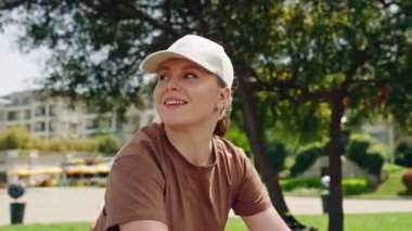 Turist şehir manzarasını, güneşli gün maceralarını keşfeder. Büyükada Adası 'nda bisiklet süren bir kadın manzaradan hoşlanıyor. Günlük fildişi şapka, kahverengi bluz, gezici bisikletçi yerel kültürü yakalıyor.