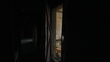 Belgesel kullanımı için yıkım, kentsel bozulma görsellerini araştırın. Bombalanan dairede, yanmış odalarda hasar var. Çökmüş tavanlar, konut binasının içindeki savaş alanı..