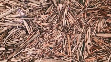 Büyük kütük reçeli, sürüklenen odun yığını, nehirde yüzen odun enkazı. Kütükler ve dallar ormandaki suyu tıkıyor. Su yolu tıkanıklığı. İHA atışı