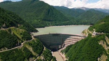Gürcistan 'daki Inguri hidroelektrik santralinin havadan görünüşü. Kafkasya 'da dağlarla çevrili büyük bir baraj. Arazide hidroelektrik üretim yenilenebilir enerji altyapısı. İHA atışı
