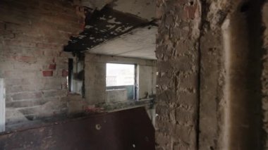 2023-07-30 - Mariupol, Ukrayna. Yıkılmış bir yeniden yapılandırmada adamlar takviyeyi kestiler. İnşaat işçileri, savaştan zarar görmüş bir apartmanın duvarlarını ve tavanlarını öğütücü ve matkaplarla söküyorlar. Yavaşla