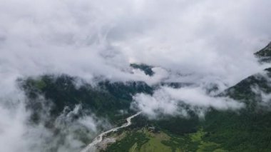 Kafkasya dağlarının Svaneti 'deki bulutlu havadan aşırı hızları. Tepelerin, vadilerin, yeşil ormanların manzarası. Çarpıcı doğa, manzara, seyahat yeri, yürüyüş yolları....