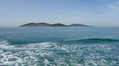 Turistler seyahat etmeyi, Türk manzaralarını sudan keşfetmeyi seviyorlar. İstanbul 'da feribot turu, adaların manzarasını, mavi deniz dalgalarını gözler önüne seriyor. Eğlence ve turizm tanıtım klipleri için mükemmel..