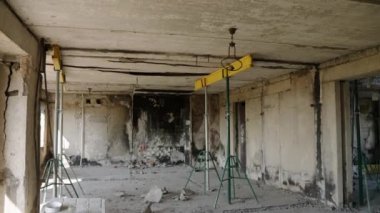 Çatlak duvarları olan kömürleşmiş bir ev, terk edilmiş bir apartman dairesi. Mariupol 'ün evinin iç kısımları savaşın etkisini gösteriyor. Savaş belgeseli ya da haber için binanın içini tahrip etti. Yavaş çekim.