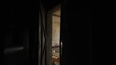 Açığa çıkmış harabeler, ıssızlık kentsel bozulma, kentsel alanlarda yapı güvenliği. Yanmış apartman videosu, çökmüş tavanlarla iç mekanları araştırması, yerleşim yerlerinde savaş hasarı..