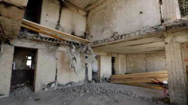 Video imha, kentsel konut krizi sonrası. İç savaştan zarar görmüş, yanmış apartman daireleri çökmüş tavanlar, açığa çıkmış betonlar gösteriyor. Belgesel ve haber kaynakları çatışmaların etkisini gösteriyor.