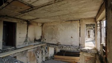 Boş, yıkık dökük bina enkazları, açık kirişler, çatışma bölgesindeki hasarlı yapı. Mariupol 'deki savaştan zarar görmüş apartman dairesi çökmüş tavanlar, yanmış duvarlar gösteriyor..