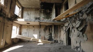 Hasarlı duvarlar, çökmüş tavanlar. Mariupol 'de yanmış bir daire savaşın etkisini gösteriyor. Çağdaş şehrin yıkımından sonra kentsel bozulma ve çatışma görüntüsü.