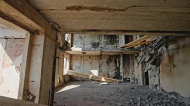 Yerleşim alanındaki yıkım, kentsel bozulma. Mariupol 'deki savaştan zarar görmüş apartman dairesi çökmüş tavanları, yanmış iç kısımları ortaya çıkarıyor. İnsan yok, görünürde ıssız bir durum var..