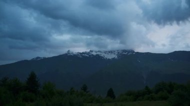 Svaneti 'deki Kafkas dağlarının zamanı. Bulutlar karlı tepelerde, yeşil vadilerde hareket eder. Göz kamaştırıcı manzara, dingin çevre, nefes kesici alacakaranlık değişimleri. Georgia 'da yaz.