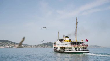 Turistler deniz kenarı ve şehir manzarası görür. Feribot Büyükşehir Adası 'ndan İstanbul' a yolcu taşıyor. Sakin bir yolculuk, gidip gelen sular, Türk kıyıları. Feribot yolculukları şehir ve ada yaşamını birbirine bağlar.