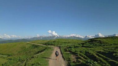 Svaneti dağlarındaki dağlık çayırlarda yalnız gezginlerin havası. Uzak doğada yolculuk. Yalnızlığı, akıl sağlığını, macerayı, ıssızlığı ön plana çıkarıyor. Seyahat gezisi için uygun. İHA atışı