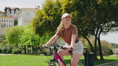 Dişi bisikletçi boş zamanlardan, tarihi mimariden, zengin yeşil çevreden hoşlanıyor. Büyükada Adası 'nda bisiklet süren, şehir manzarasını araştıran bir kadın. Günlük bisiklet gezisi, çevre dostu seyahat..