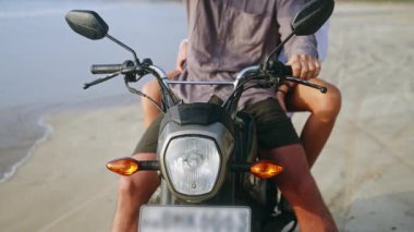 Aşık bir kadın plajda motosiklette oturur, günbatımının tadını çıkarır. Kız arkadaşı motosikletli adamı okyanus kenarında kucaklıyor. Balayına çıkan yeni evli çift tropik ada tatilinin tadını çıkarıyor. Yüzü yok.