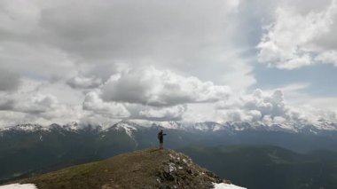 Sırt çantalı yalnız gezgin, kollarını dağın tepesine açıyor, Svaneti 'nin manzarasından hoşlanıyor. Gezgin Georgia 'da özgürlüğü, doğayı, gökyüzünü kucaklıyor. Manzaralı macera yürüyüşü, doğal manzara. Açık havayı keşfedin..