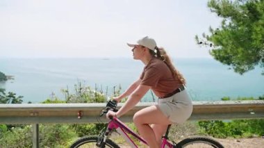 Boş zaman aktivitesi, kıyı şeridi yakınında güneşli bir günde bisiklet sürmek. Büyükada adasında dağ bisikletine binen bir kadın, yoldan deniz manzarasını keşfediyor. Doğada sakin bir kaçış. Gezinti macerası.