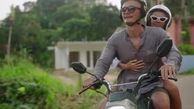 İki aşık ormanda motosikletle seyahat eder. Mutlu çift gün batımında tropiklerde motosiklete biniyor. Kız arkadaşı, erkek arkadaşı scooter kullanıyor. Gezginler adayı bisikletle keşfederler, yolculuğun tadını çıkarırlar. Erkek, kadın aşık