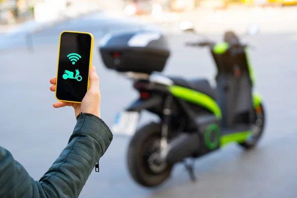 Connecting an electric motorcycle with the smartphone in the city