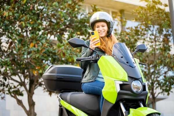 Portrait Red Haired Woman Her Motorcycle Using Smartphone — Stock Photo, Image