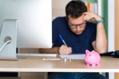 Ofisinde birikimleri için endişelenen bir adamın portresi.. 