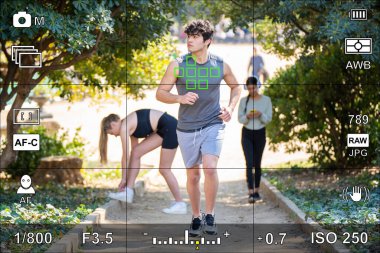 Bir spor fotoğrafının fotoğraf ayarlarına sahip bir ekran veya kamera görüntüleyicisinin temsili.