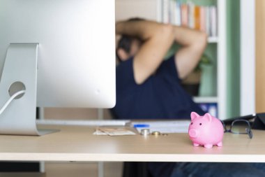 Ofisindeki bir adamın portresi ev birikimlerine çok düşkün.. 