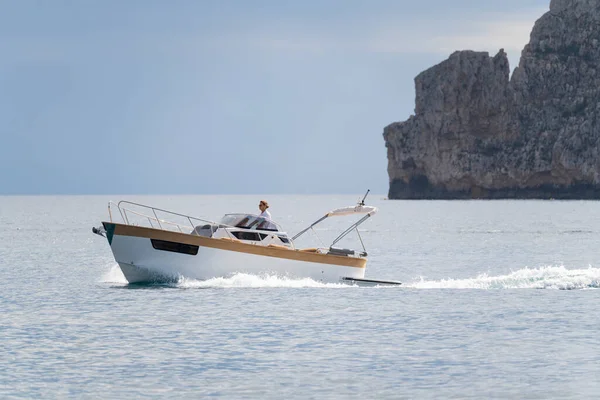 Pequeño Barco Lujo Que Navega Cerca Costa Línea Modelo Barcos —  Fotos de Stock