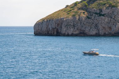 Hat kıyısında küçük lüks bir teknesi olan manzara, Girbau tekne modeli..
