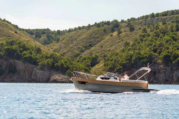 Kleines Luxusboot Segelt Küstennähe Modell Girbau Boote — Stockfoto