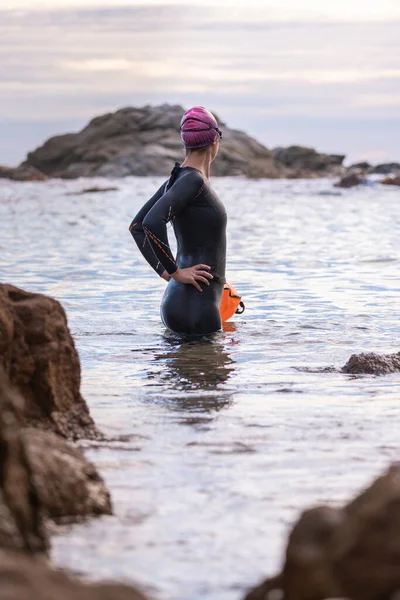 Vertical Portrait Female Swimmer Enter Sea Wetsuit — Stock Photo, Image