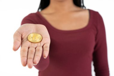 Kameraya fotokopi alanı olan beyaz bir arka planda bitcoin gösteren genç bir siyahi kadının fotoğrafını çek.