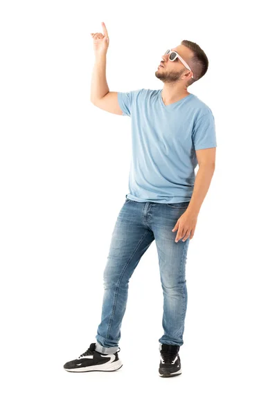 Молодий Чоловік Сонцезахисними Окулярами Синьою Футболкою Піднімає Руку Щоб Доторкнутися — стокове фото