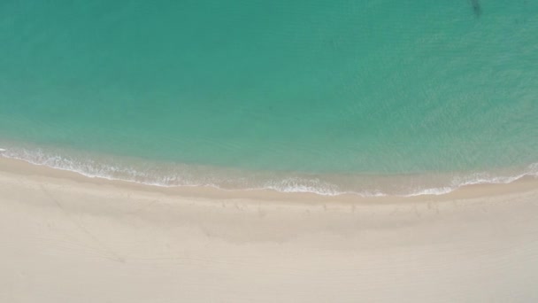 从左向右缓慢移动的空旷海滩的俯视图 — 图库视频影像