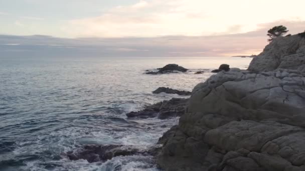 无人机在海岩附近飞行的视频 高质量的4K镜头 — 图库视频影像