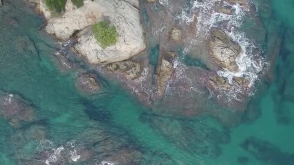 海岸无人驾驶飞机用岩石和绿松石水慢速拍摄的空中俯瞰胶片 — 图库视频影像