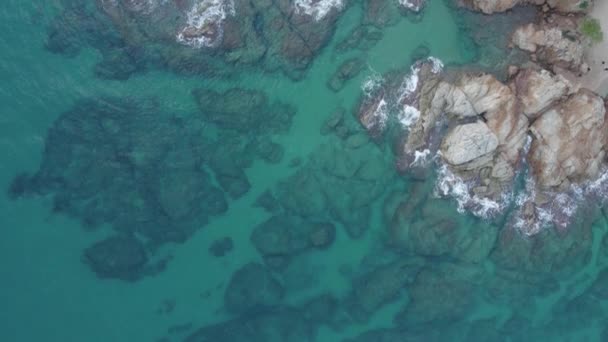 海岸无人驾驶飞机用岩石和绿松石水慢速拍摄的空中俯瞰胶片 — 图库视频影像
