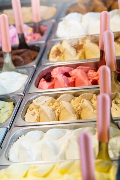 Крупный План Витрины Мороженого Большим Количеством Подносов Различными Вкусами — стоковое фото