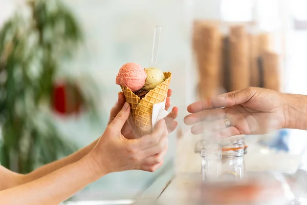 Крупным Планом Мужчины Служит Мороженое Различными Вкусами Женщины Стоковое Изображение